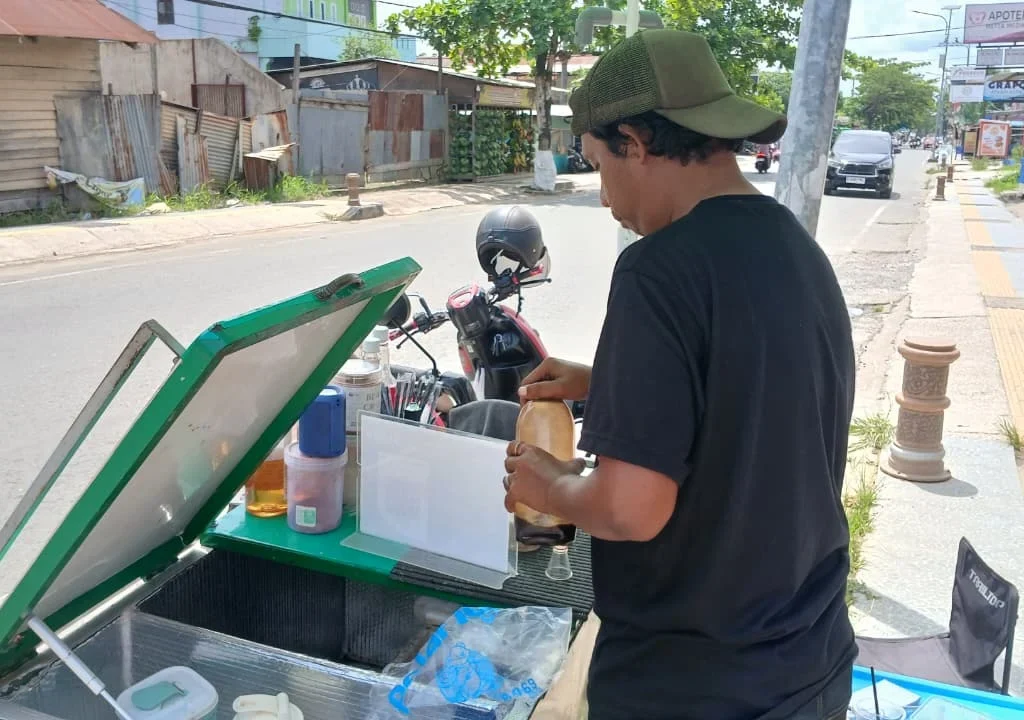 Pedagang kopi keliling Damar yang tengah berjualan. (Adrikni/BT)