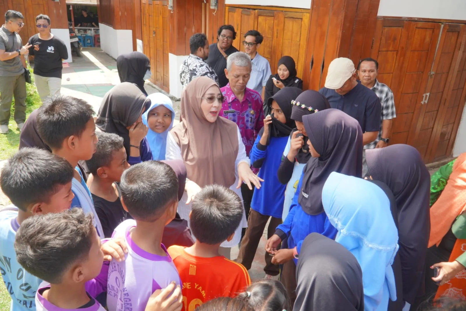 Sidak Kesiapan Wisata Dermaga Tanjung Batu, Bupati Berau Beri Edukasi Kebersihan Pada Anak-anak