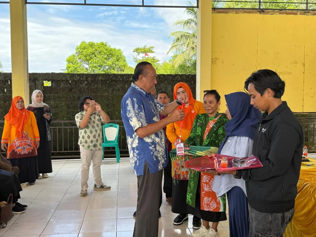 Kegiatan pelatihan kerajinan limbah kelapa di Kecamatan Pulau Derawan.