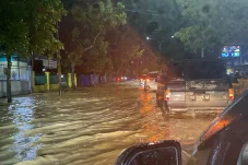 Antisipasi Banjir di Sei Bedungun, Bupati Sri Juniarsih Instruksikan DLHK hingga DPUPR Bersihkan Drainase