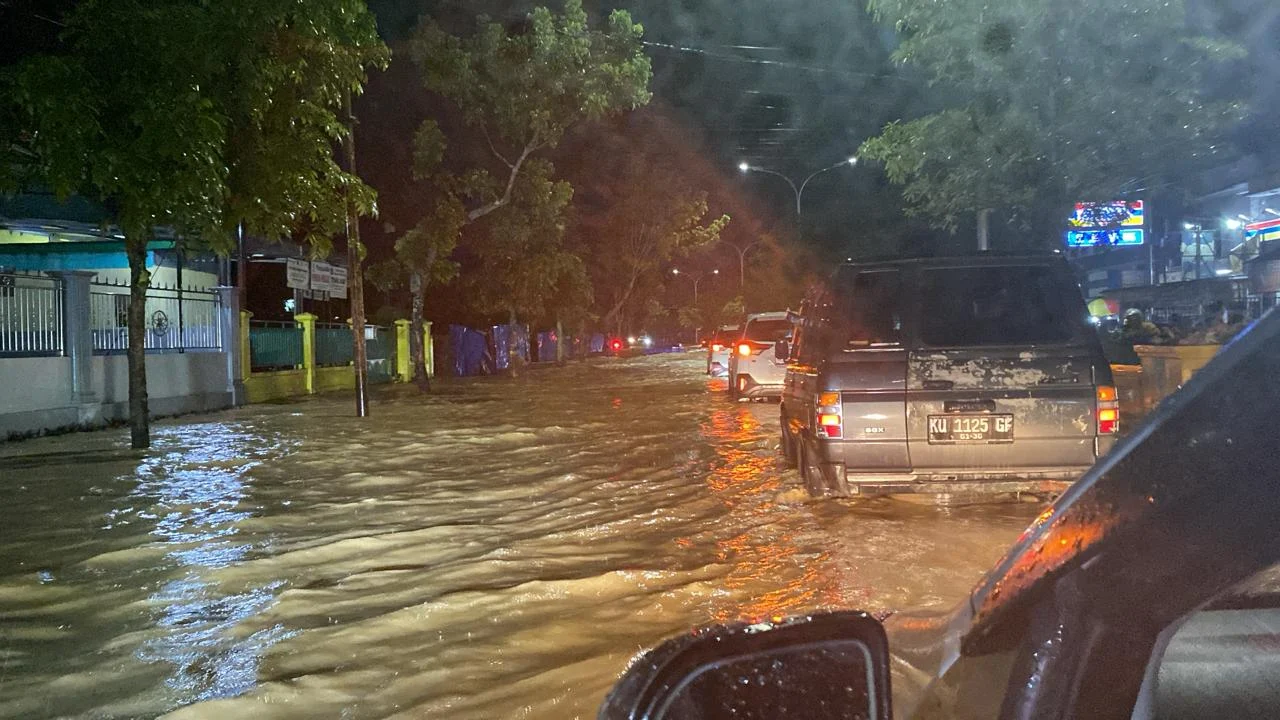 Masalah Klasik Banjir Jalan Gatot Subroto Tanjung Redeb: Gulma hingga Sumbatan Drainase Jadi Penyebab