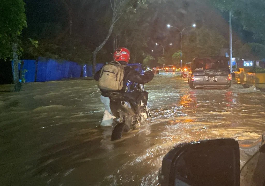 Banjir yang terjadi di Jalan Gatot Subroto, Tanjung Redeb, Berau, Jumat (29/5/2026) malam. (DIVA/BT)