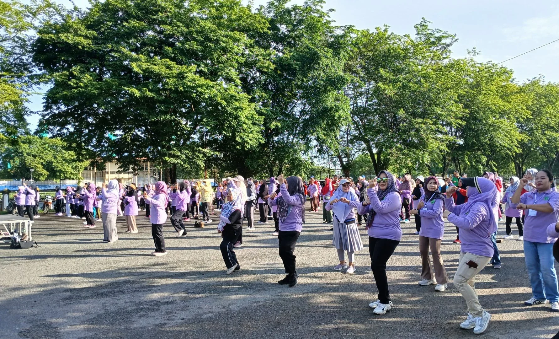 Para lansia mengikuti senam sehat dalam rangka HLUN ke-30 di halaman kantor Dinas Kesehatan Berau, Sabtu (30/5/2026). (Adrikni/BT)