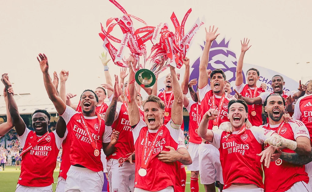 Momen Arsenal angkat trofi Liga Inggris (arsenal.com)