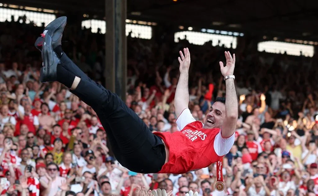 Mikel Arteta di Momen Arsenal angkat trofi Liga Inggris (arsenal.com)