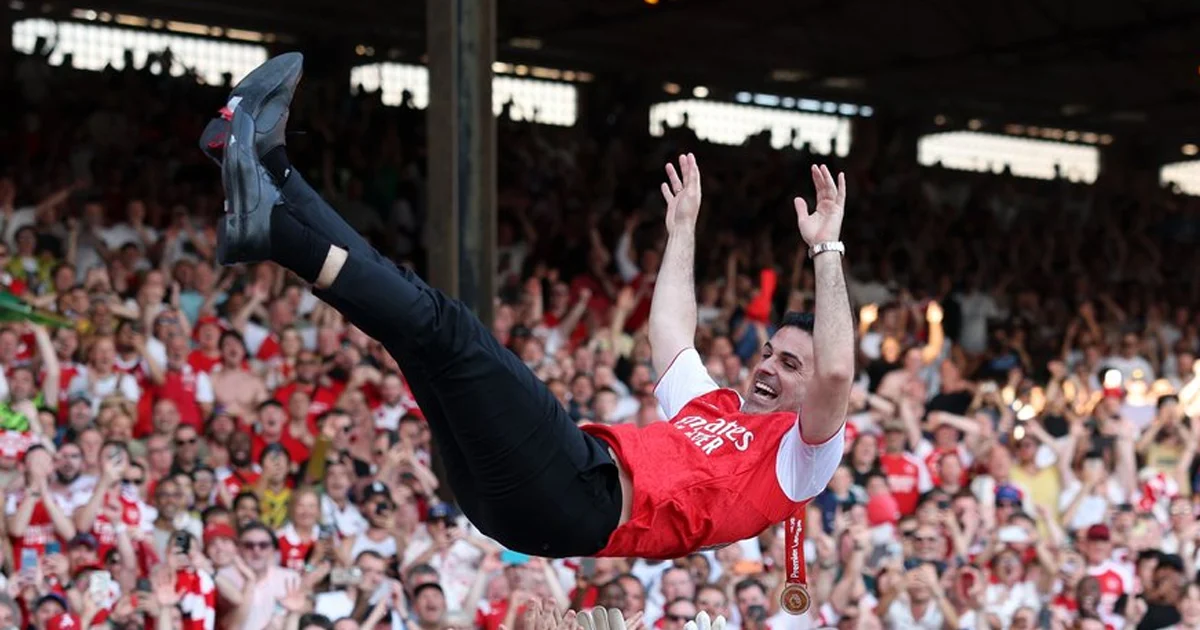 Mikel Arteta di Momen Arsenal angkat trofi Liga Inggris (arsenal.com)