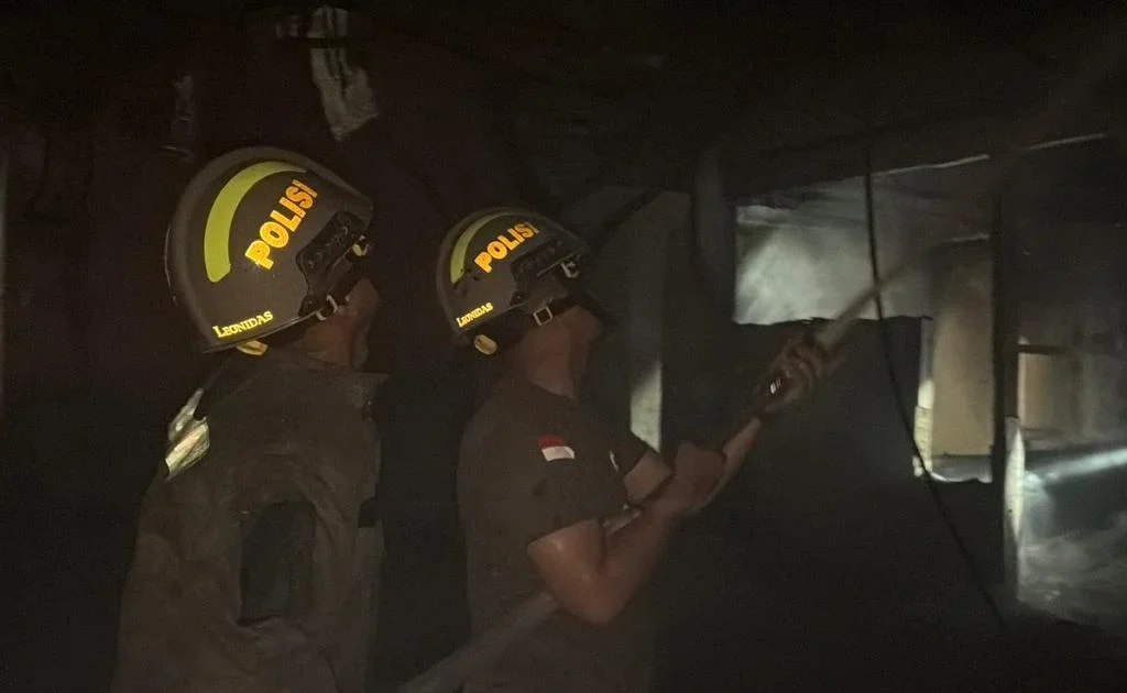 Proses pemadaman kebakaran Kantor Bupati Bulungan (Humas Polda Kaltara)