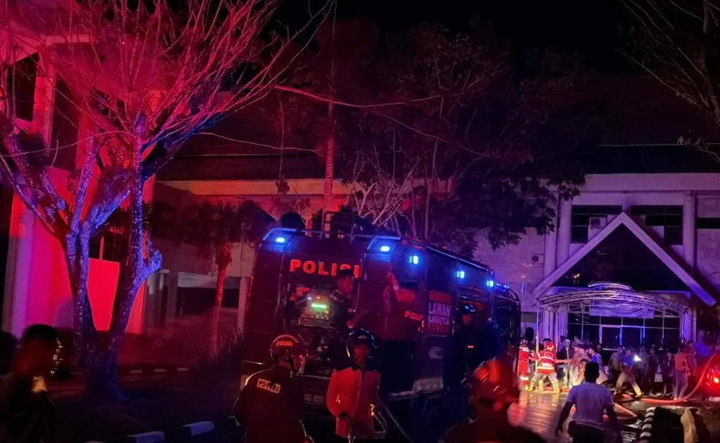 Proses pemadaman kebakaran Kantor Bupati Bulungan (Humas Polda Kaltara)