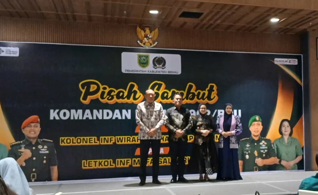 Suasana saat acara pisah sambut Komandan baru dan penyerahan cenderamata oleh Bupati pada Sabtu (23/5/2026) (Adrikni/BT)