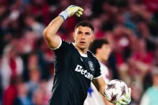 Alisson Pergi ke Juventus, Liverpool Siap Datangkan Kiper Aston Villa Emiliano Martinez