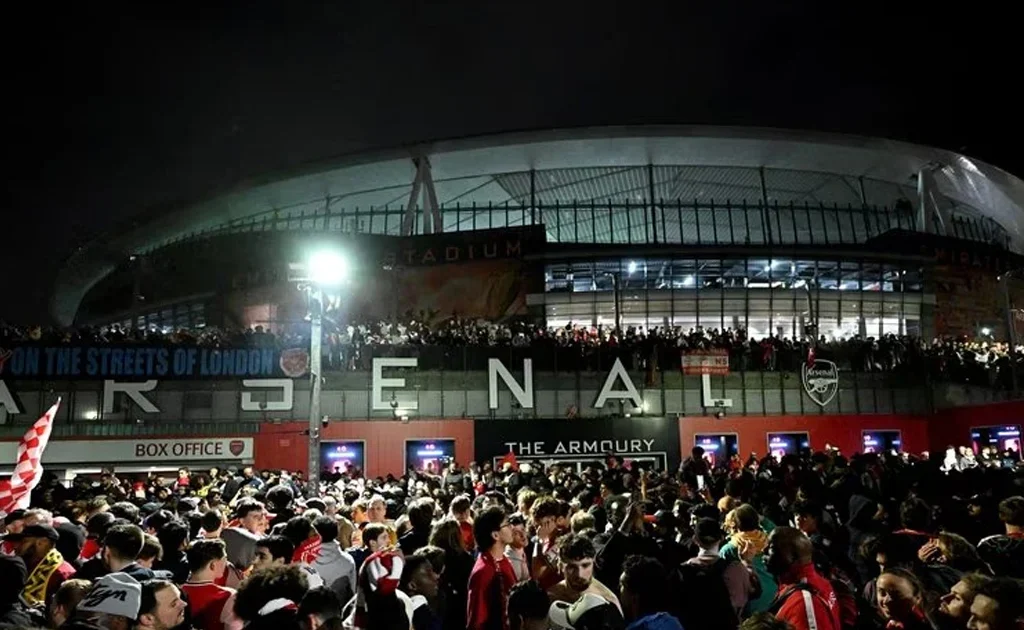 Fans Arsenal usai juara Liga Inggris (arsenal.com)