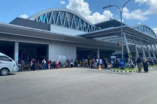 Ratusan Sanak Saudara Antusias Antar Keberangkatan Jemaah Haji di Bandara Kalimarau