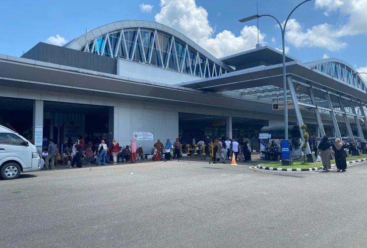 Ratusan Sanak Saudara Antusias Antar Keberangkatan Jemaah Haji di Bandara Kalimarau