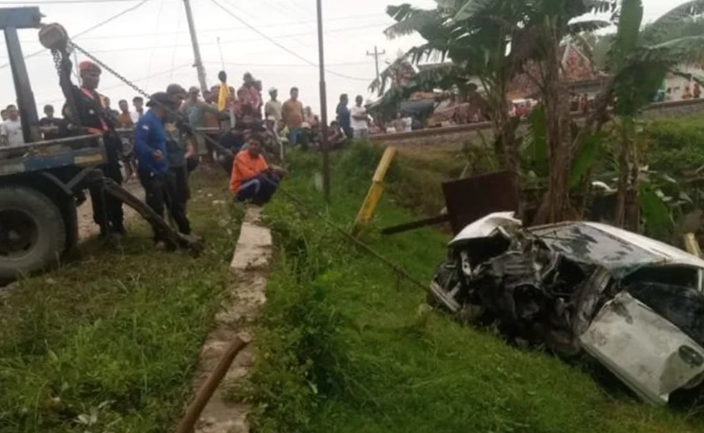 Mobil Avanza dalam kondisi ringsek usai tertemper Kereta Api Argo Bromo Anggrek (Dok. Satlantas Polres Grobogan)