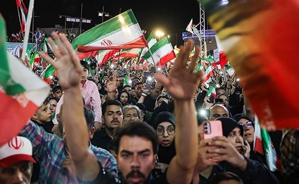 Warga Iran melepas Timnas Iran yang akan berlaga di Piala Dunia 2026 (tasnimnews.ir/Masoud Shahrestani)