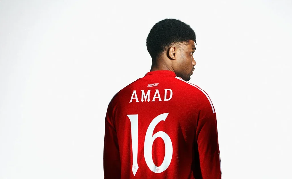 Manchester United luncurkan jersey home baru untuk musim depan (manutd.com)