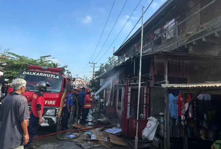 Kebakaran Pagi Hari Gegerkan Jalan Merah Delima, Kontrakan Dua Pintu Nyaris Ludes