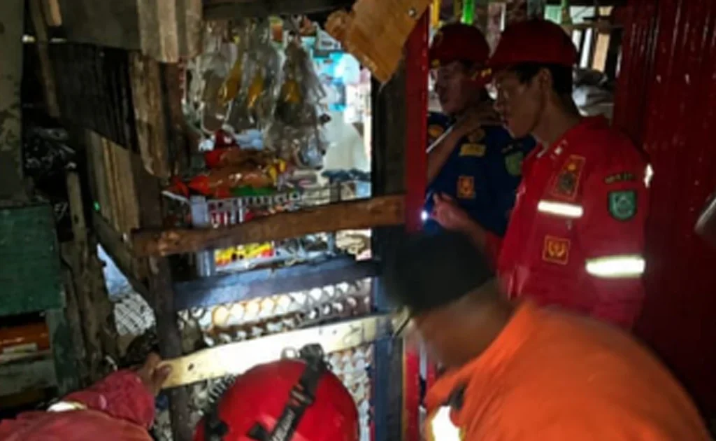 Kondisi toko yang terbakar di Jalan Milono, Kecamatan Tanjung Redeb, Sabtu (2/5/2026).