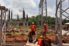 Pejuang Kelistrikan PLN UIP KLT Pastikan Ratusan Komponen GI Grogot Terpasang Presisi
