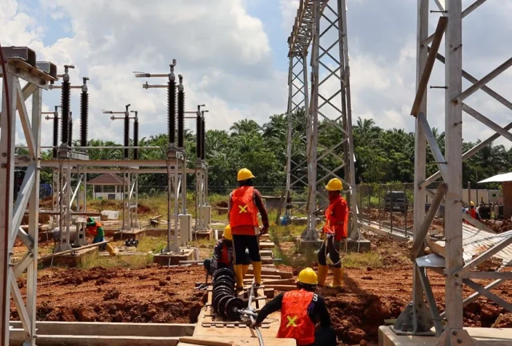 Pejuang Kelistrikan PLN UIP KLT Pastikan Ratusan Komponen GI Grogot Terpasang Presisi