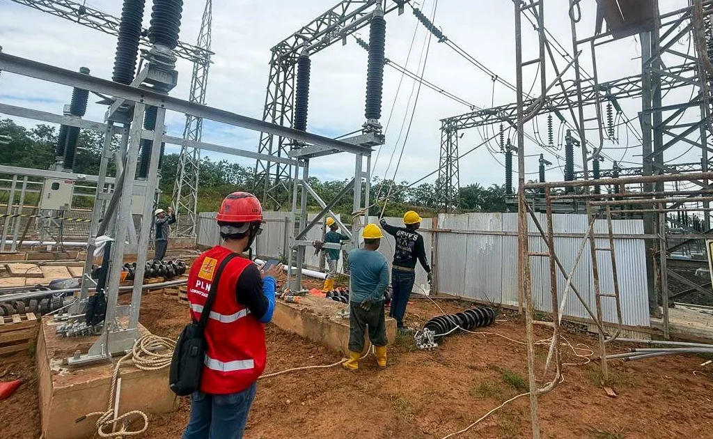 Pekerja melaksanakan tahapan pemasangan komponen pada struktur baja GI 150 kV Grogot sebagai bagian dari pembangunan Extension 2 Line Bay arah GI Sei Durian.