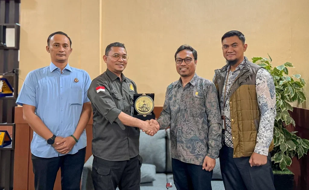 Manager PLN UPP KLT 2, Jefry Sambara Palelleng (tengah), bersama Kepala Kejaksaan Negeri Bulungan, Yopy Adriansyah, S.H., M.H., dalam pertemuan koordinasi pengawalan proyek SUTT 150 kV Tidang Pale–Malinau di Kantor Kejaksaan Negeri Bulungan.