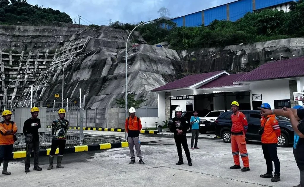 Petugas PLN bersiaga dan melakukan koordinasi di area Gardu Induk Tegangan Ekstra Tinggi (GITET) New Aur Duri, Kabupaten Muaro Jambi, Jambi sebelum melakukan pekerjaan pemulihan sistem kelistrikan pada jaringan transmisi Saluran Udara Tegangan Ekstra Tinggi (SUTET) 275 kilovolt (kV) Muara Bungo–Sungai Rumbai.
