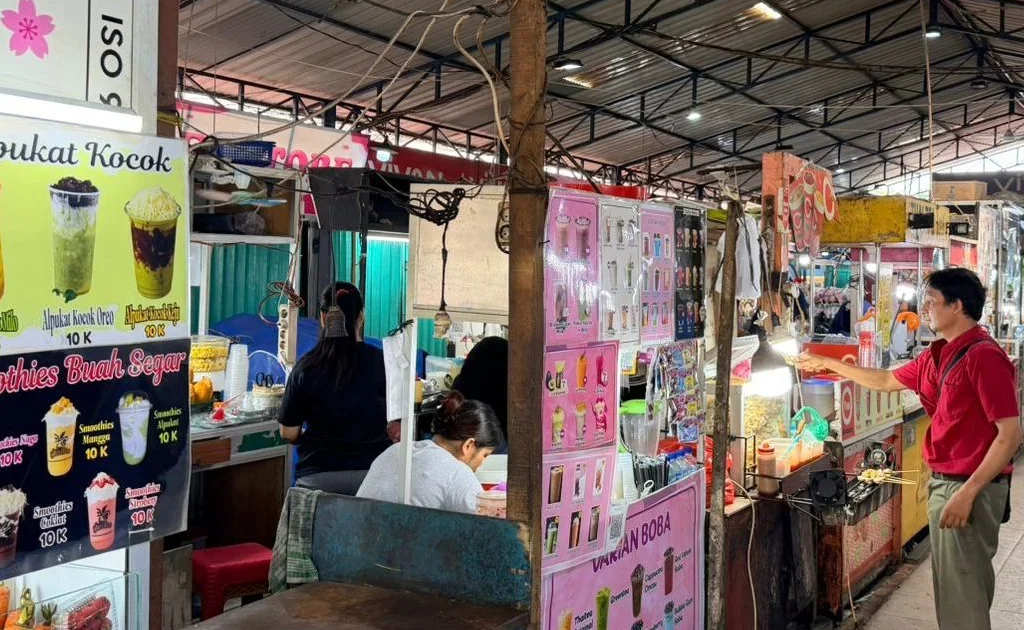 Aktivitas pedagang di Pajus Medan, Sumatera Utara kembali berjalan normal setelah PLN berhasil melakukan pemulihan sistem kelistrikan secara bertahap pascagangguan pada jaringan interkoneksi Sumatra.