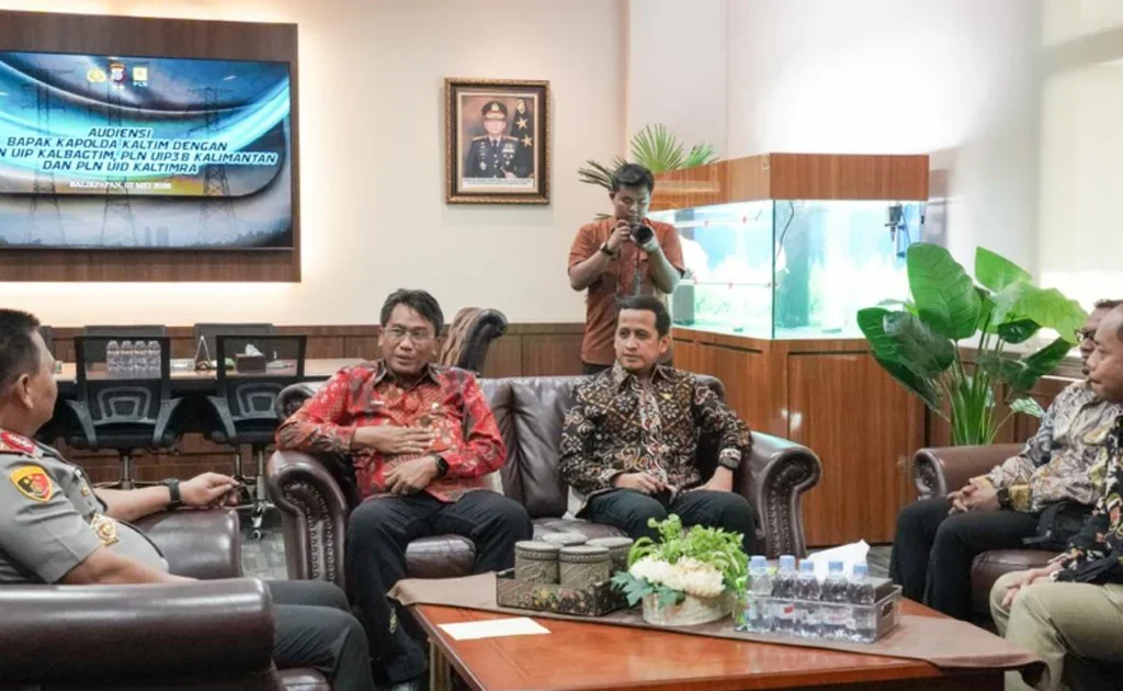 General Manager PLN UIP KLT Basuki Widodo bersama jajaran PLN Grup Kaltimra berdiskusi dengan Kapolda Kaltim Irjen. Pol. Endar Priantoro terkait penguatan koordinasi pengamanan objek vital ketenagalistrikan di wilayah Kalimantan Timur.