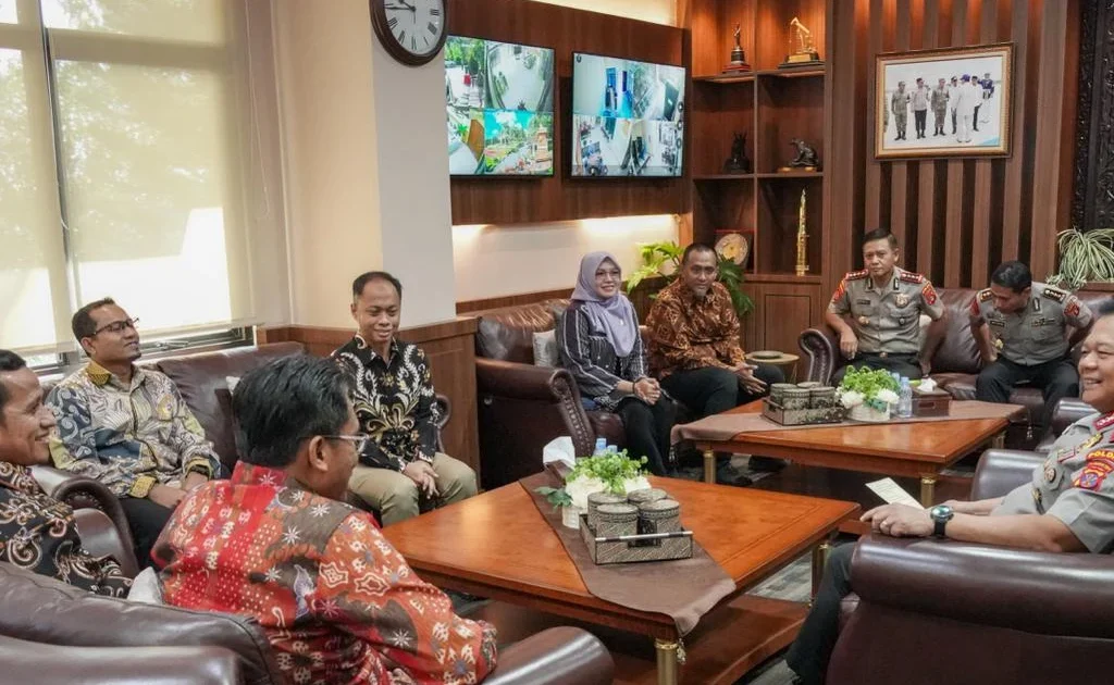 PLN Grup Kaltimra dan jajaran Polda Kaltim melaksanakan audiensi di Kantor Polda Kaltim guna memperkuat sinergi dalam menjaga keamanan aset dan infrastruktur kelistrikan strategis demi mendukung keandalan pasokan listrik bagi masyarakat.