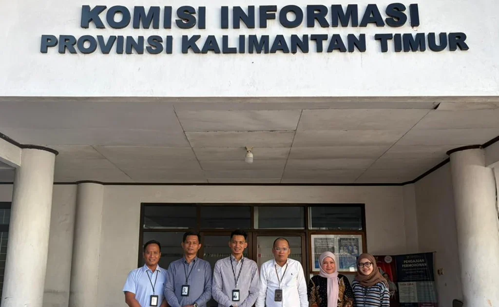 PPID Pelaksana PLN UIP KLT bersama Komisi Informasi Kaltim berfoto bersama usai pertemuan di Samarinda.