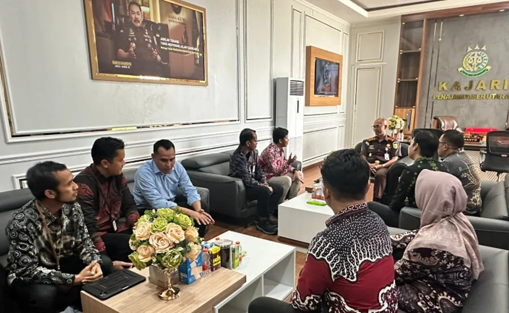Suasana audiensi PLN UPP KLT 1 bersama PLN UP3 Balikpapan dan PLN UP3 Nusantara dengan Kejaksaan Negeri Penajam Paser Utara (PPU) dalam rangka memperkuat koordinasi pelaksanaan program kelistrikan yang tertib dan sesuai koridor hukum di Kantor Kejari PPU, Selasa (19/5).