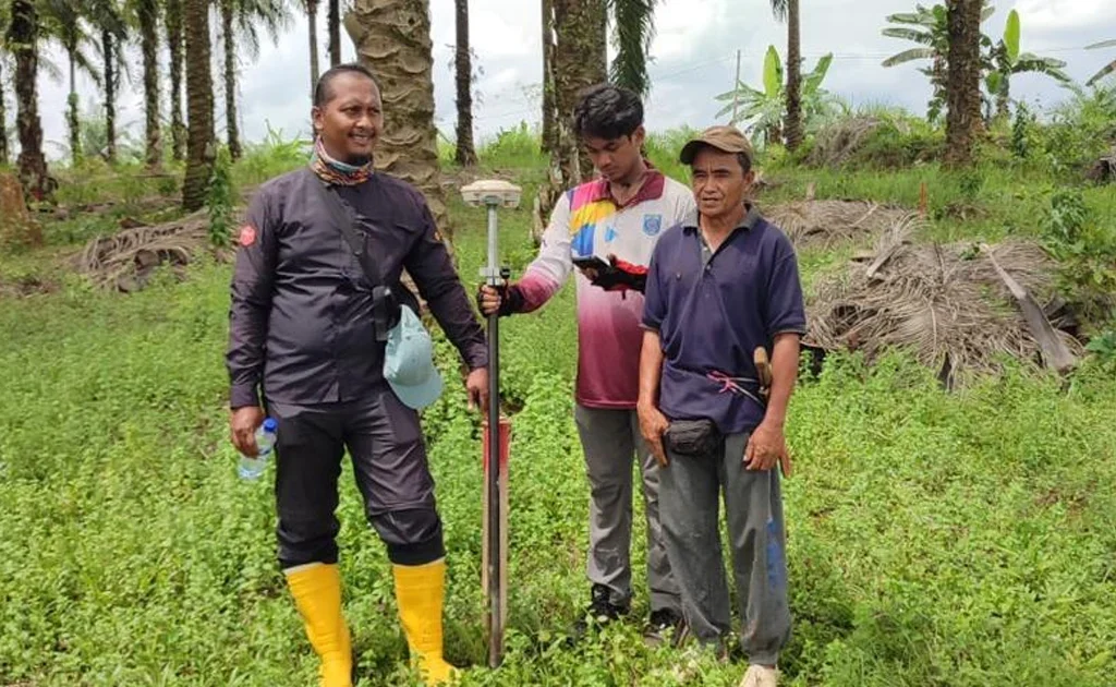 Tim PLN UPP KLT 1 bersama Kantor Pertanahan Kabupaten Paser melakukan pengukuran bidang tanah di area perkebunan sebagai bagian dari proses pemecahan sertipikat dan penguatan legalitas aset kelistrikan PLN di Kabupaten Paser.
