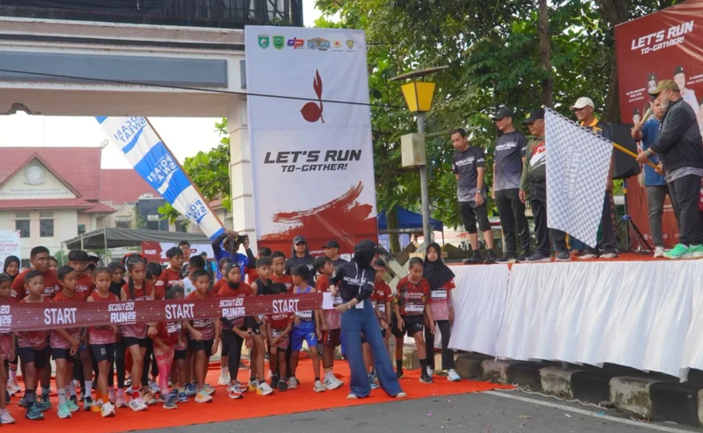 Wabup Berau Gamalis melepas peserta Scout Run (Dok. Prokopim Pemkab Berau)