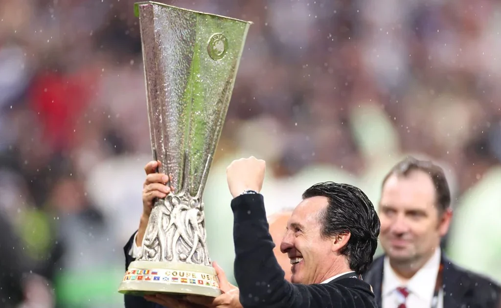 Unai Emery saat angkat trofi Europa (avfc.co.uk)