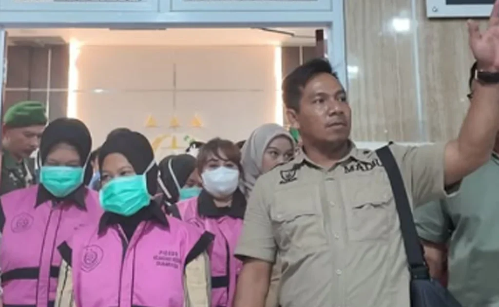 Kejari Samarinda menahan 8 orang tersangka kasus KUR fiktif BRI (Instagram/@kejari.samarinda)