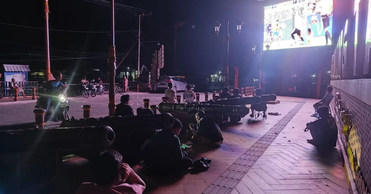 Beri Hiburan Warga, Diskominfo Berau Sukses Gelar Nonbar Piala Dunia Lewat Videotron Museum Gunung Tabur