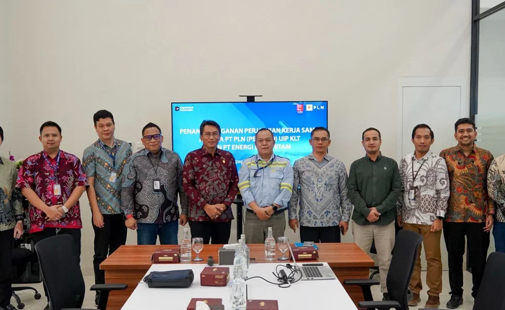 Jajaran PLN UIP KLT dan PT Energi Batu Hitam berfoto bersama usai penandatanganan PKS dukungan jalur SUTT 150 kV Melak–Kotabangun.