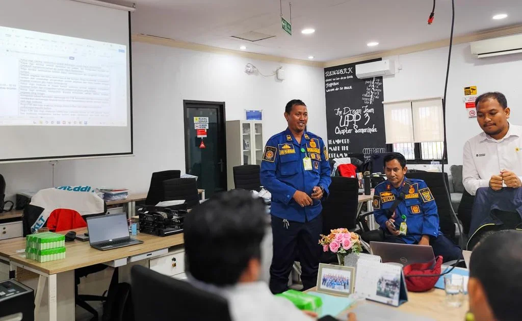Peserta pelatihan menerima materi mengenai pencegahan kebakaran, pengenalan alat pemadam, serta prosedur tanggap darurat sebelum mengikuti praktik langsung di halaman Kantor PLN UPP KLT 3.