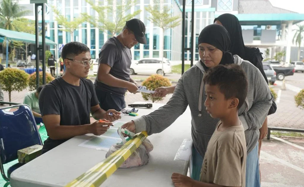 PLN UIP KLT melaksanakan pembagian dan penyaluran daging kurban kepada masyarakat dalam rangka Idul Adha 1447 H.