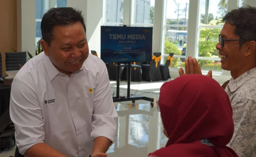 General Manager PLN UIP KLT, Dewanto, berinteraksi dengan insan media usai sesi diskusi sebagai bentuk penguatan sinergi dan komunikasi yang terbuka antara PLN dan media.