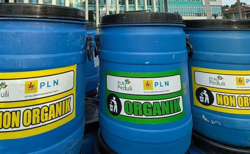 Tong sampah organik dan non organik bantuan dari PLN UIP KLT sebagai bentuk dukungan terhadap pembinaan Perilaku Hidup Bersih dan Sehat (PHBS) bagi warga Kelurahan Gunung Bahagia, Balikpapan Selatan