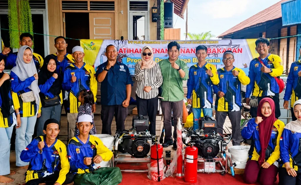 Penyerahan peralatan penanggulangan bencana kepada relawan dan masyarakat dalam rangka Program Desa Siaga Bencana PT PLN (Persero) UIP KLT di Kelurahan Landasan Ulin Selatan, Kota Banjarbaru.