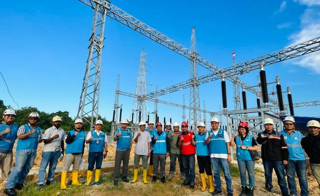 General Manager PLN UIP KLT, Dewanto beserta jajaran berfoto bersama usai tinjau proyek pembangunan Gardu Induk (GI) 150 kV Bontang Lestari.