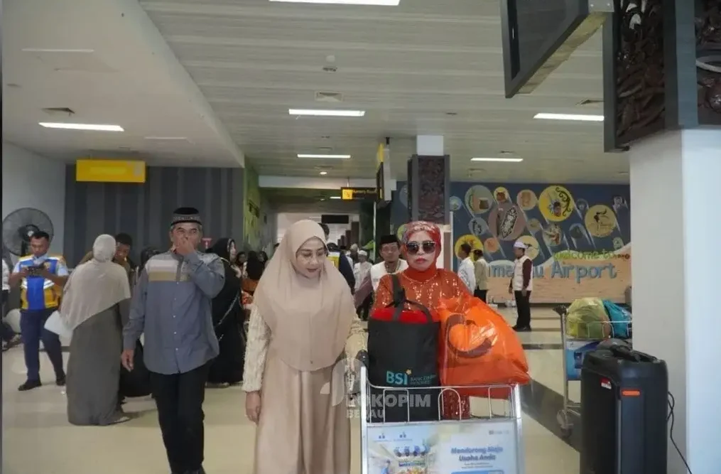 Bupati Berau Sri Juniarsih bersama salah satu jemaah haji yang baru tiba di Bandara Kalimarau, Sabtu (27/6/2026). (Dok. Prokopim)