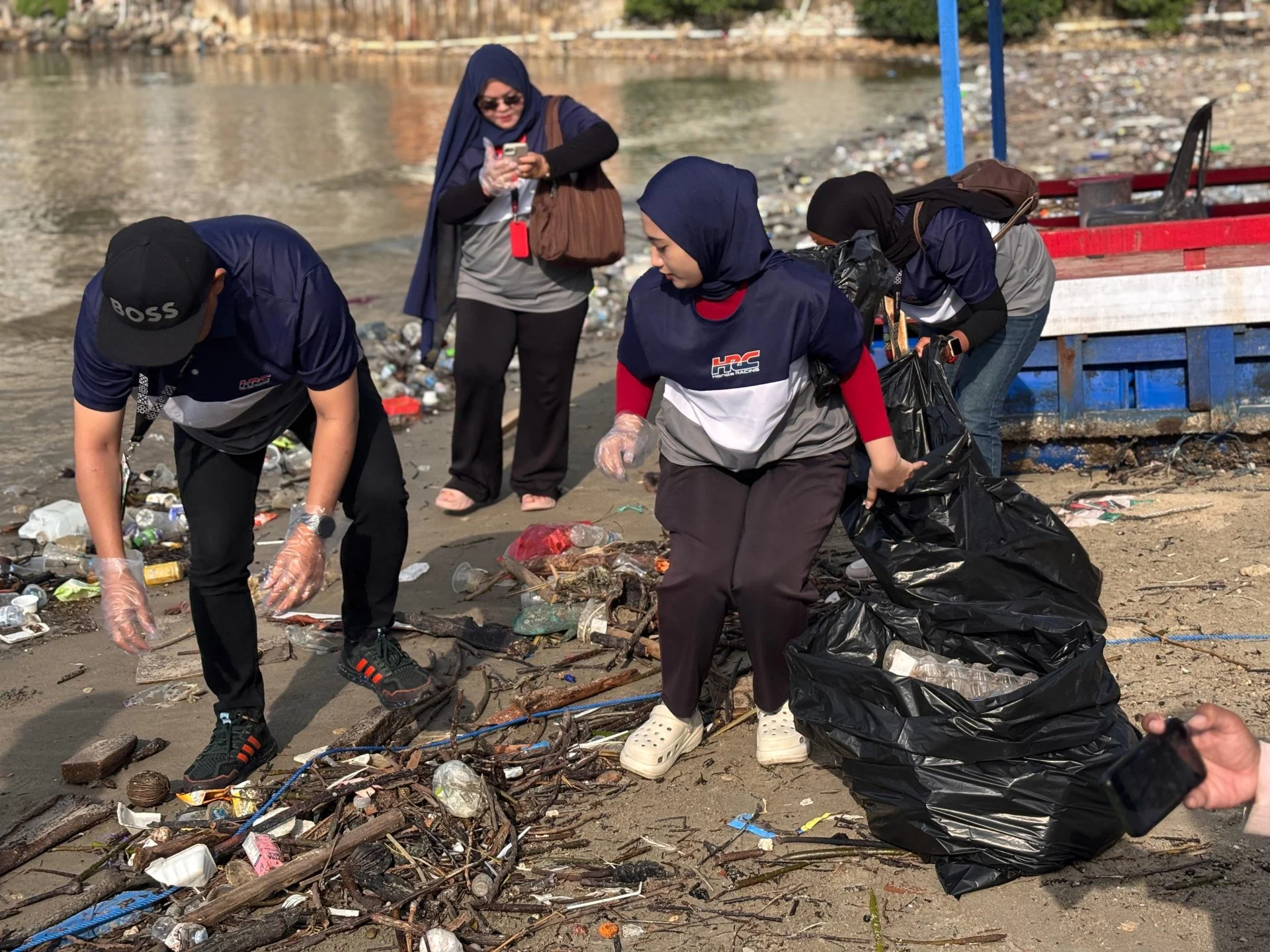 Astra Motor Kaltim 1 Jalankan Aksi Bersih-bersih sampah Bersama Ditpolairud, Jurnalis dan Gen Z