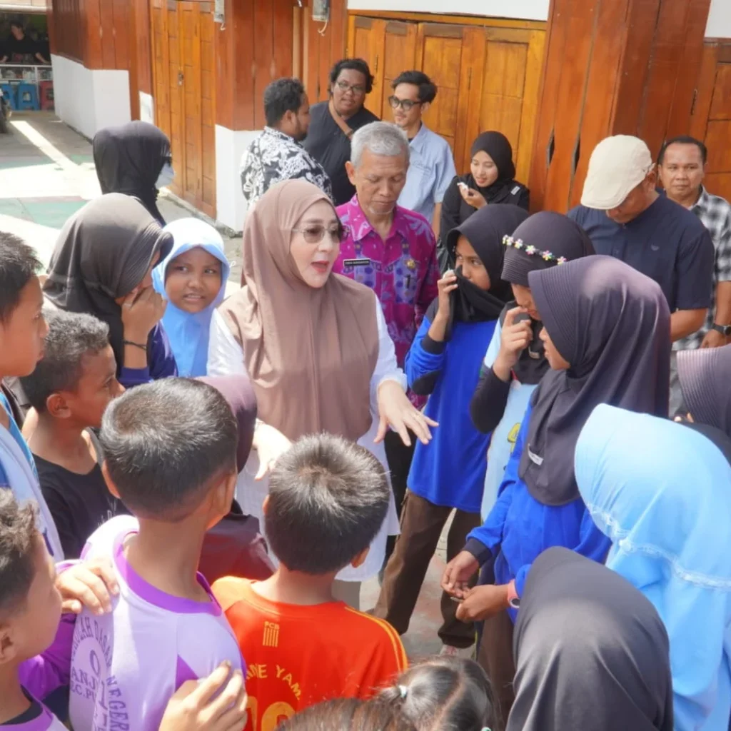 (Ilustrasi) Bupati Berau Sri Juniarsih bersama anak-anak di Kampung Tanjung Batu, Kecamatan Pulau Derawan.