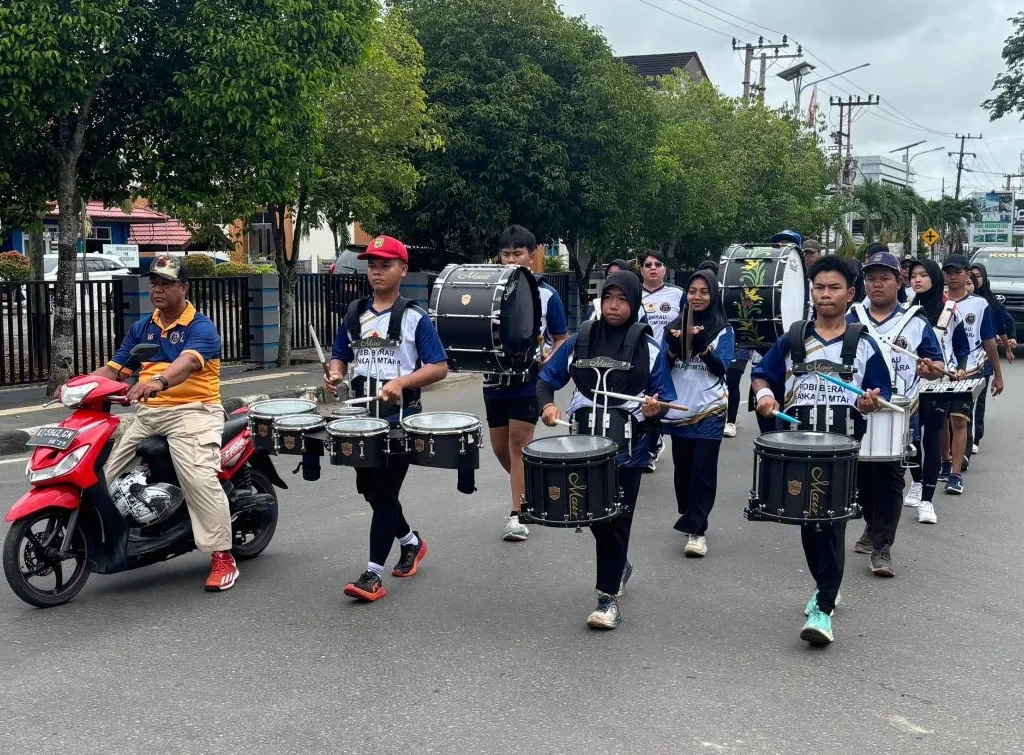 Aktivitas atlet drumband Berau saat melakukan latihan rutin.