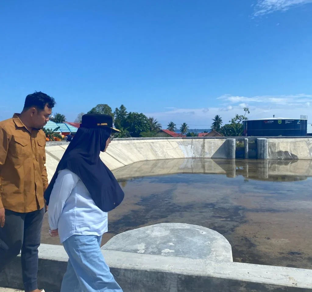 Bupati Berau Sri Juniarsih saat meninjau embung yang ada di Pulau Maratua bersama OPD terkait, Jumat (5/6/2026). (Diva/BT)