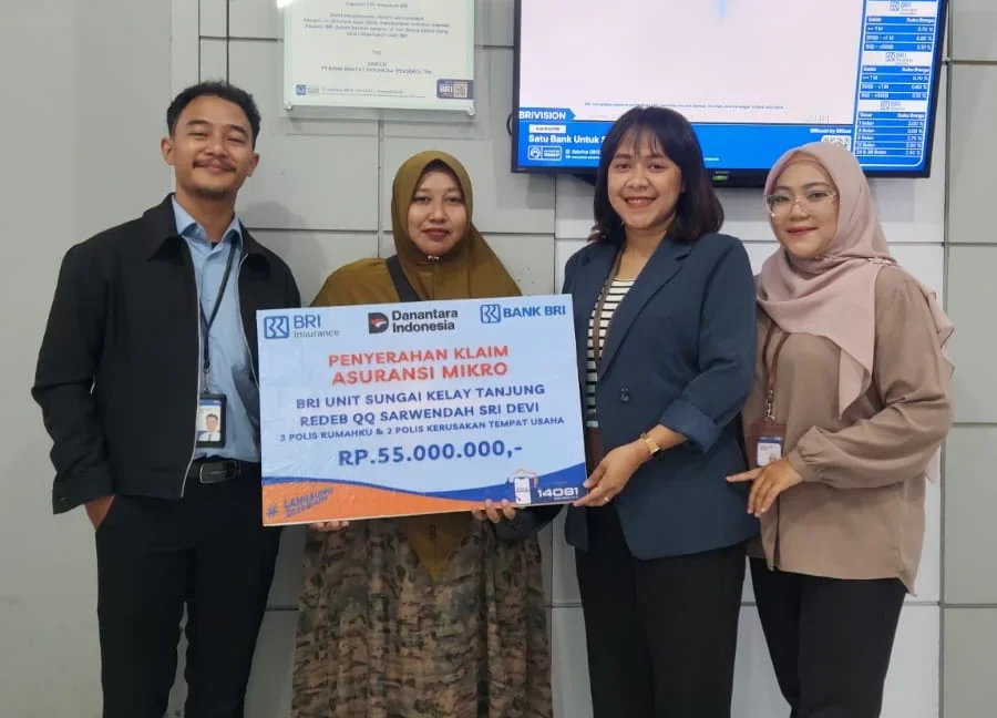 Beri Perlindungan Nasabah, BRI Sungai Kelay Serahkan Klaim Asuransi Mikro Rumahku dan Tempat Usaha